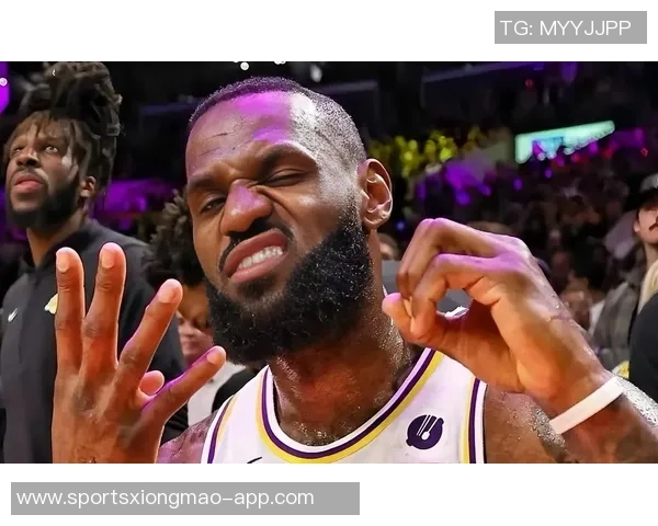 老詹再度引发争议球迷热议其吸引眼球的手段与库里三度胜利的背后原因