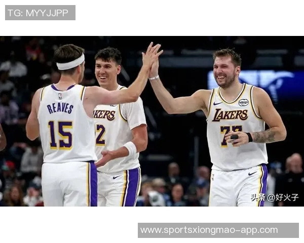 里夫斯谈与詹姆斯东契奇共打球的责任感与自我期许